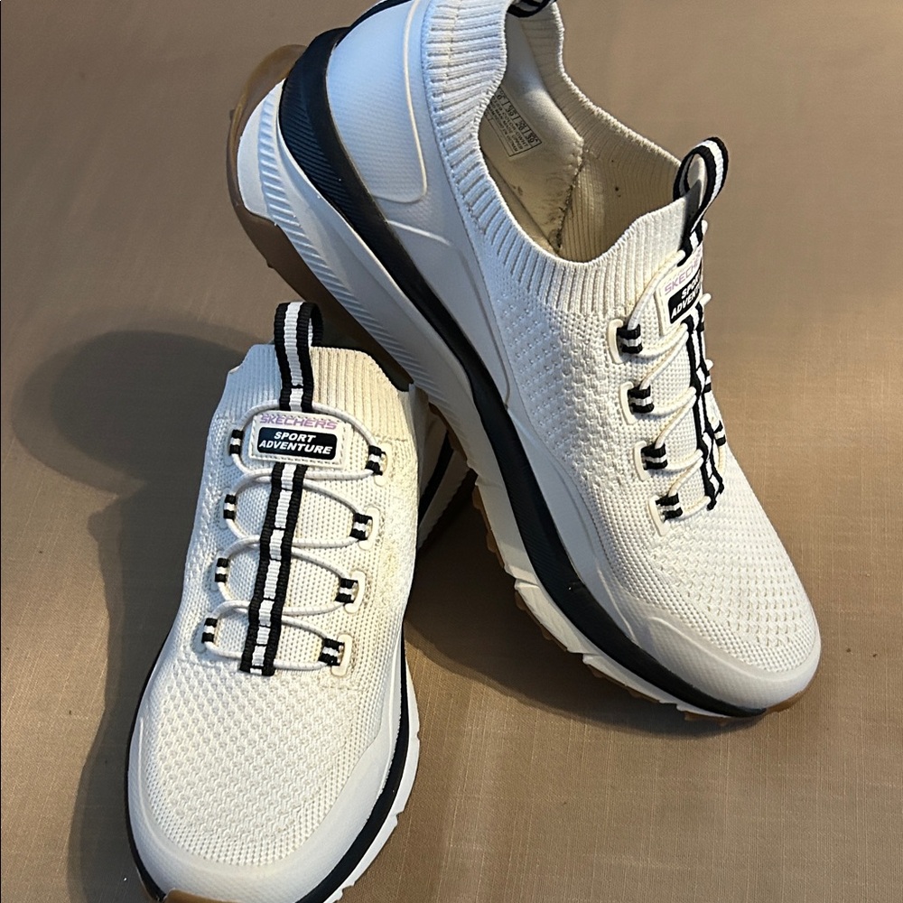 NWOT Skechers Men's White and Black Knit Sneakers